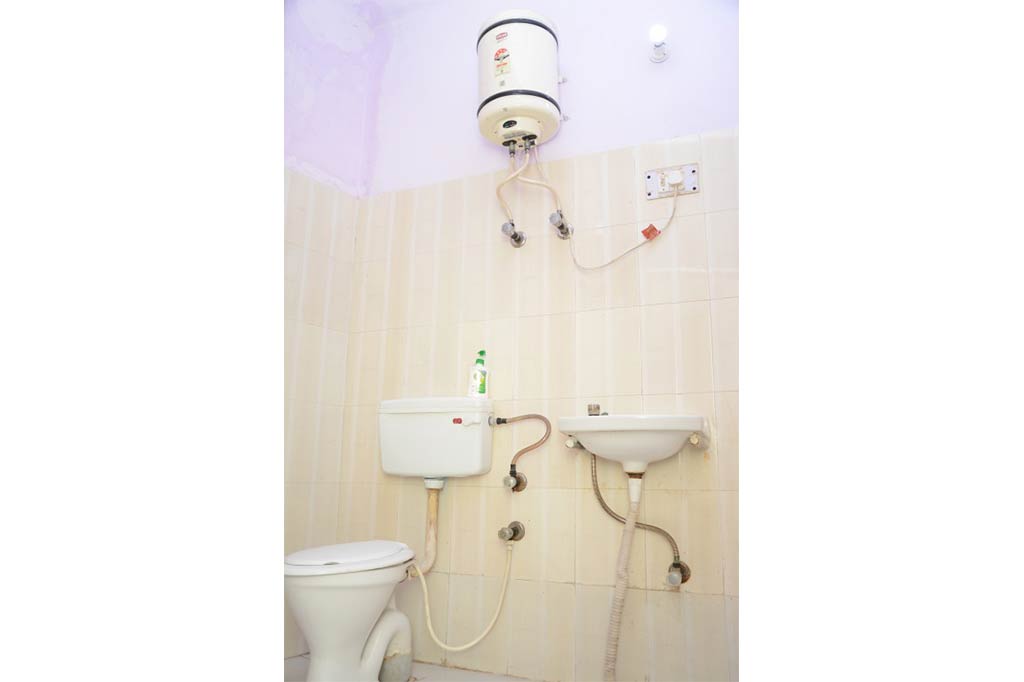 99Living PG Near Sector 137 Metro