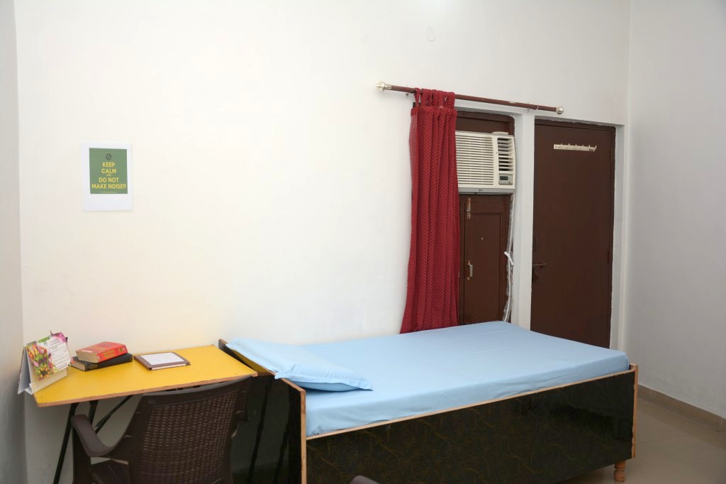 99Living PG Near Sector 137 Metro